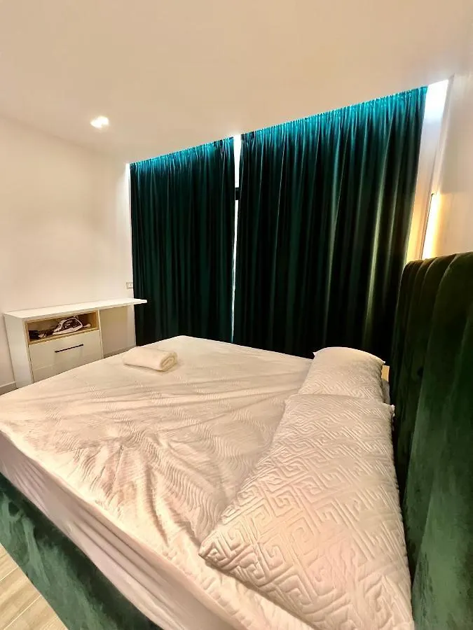 Deluxe Apartment Bllok Tirana 0*,